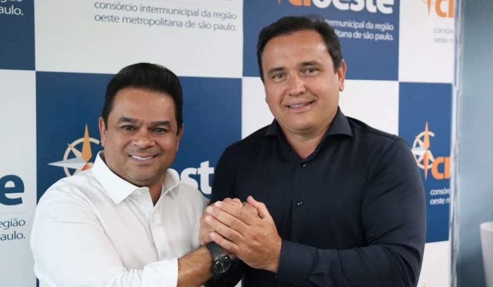 Gregório Maglio é aclamado presidente do CIOESTE ao lado do vice-presidente Marcos Ferreira Godoy (Teco), durante Assembleia realizada na sede do Consórcio. Foto: CIOESTE (Redes Sociais/ Reprodução)