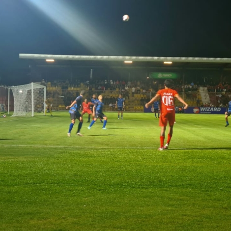 Jogadores do Osasco Audax e do QFC disputam lance durante a estreia da Copinha 2026 no Estádio José Liberatti, em Osasco. Foto e texto: Giane Vieira @giane.vvieira
