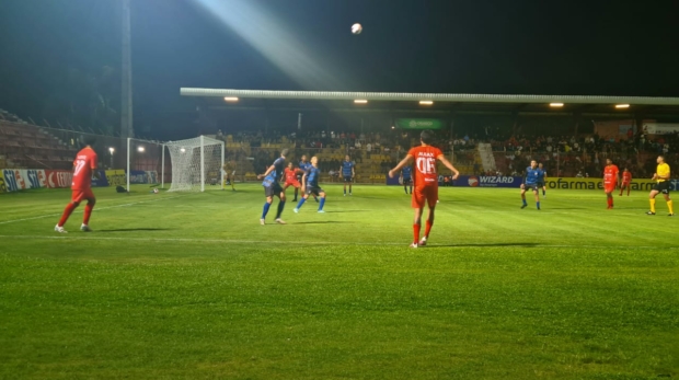 Jogadores do Osasco Audax e do QFC disputam lance durante a estreia da Copinha 2026 no Estádio José Liberatti, em Osasco. Foto e texto: Giane Vieira @giane.vvieira
