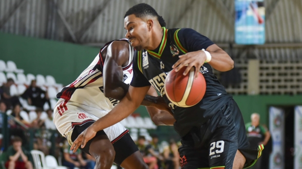 Matheus Weber em ação pelo Basket Osasco. Foto: Bruno Ulivieri/Basket Osasco