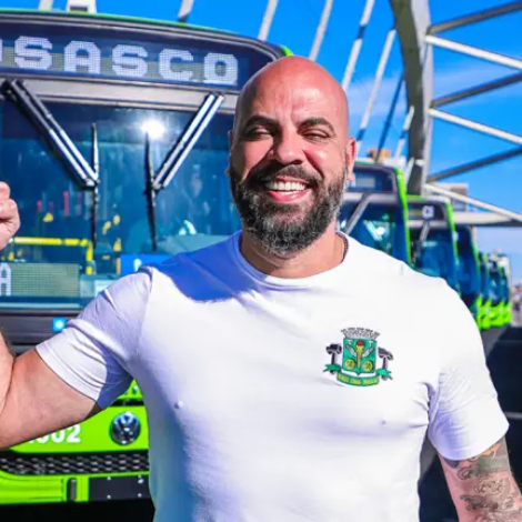 O prefeito de Osasco, Gerson Pessoa, durante a entrega dos ônibus 100% elétricos, iniciativa que garantiu a indicação ao prêmio Prefeito Inovador 2026.Foto: Fernanda Cazarini