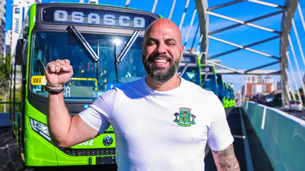 O prefeito de Osasco, Gerson Pessoa, durante a entrega dos ônibus 100% elétricos, iniciativa que garantiu a indicação ao prêmio Prefeito Inovador 2026.Foto: Fernanda Cazarini