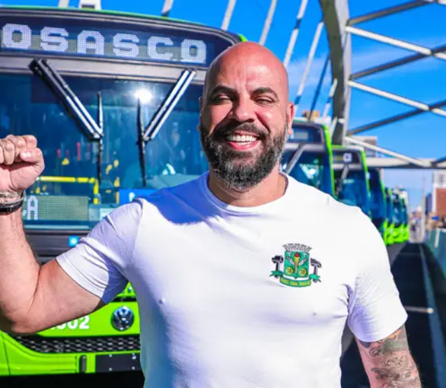 O prefeito de Osasco, Gerson Pessoa, durante a entrega dos ônibus 100% elétricos, iniciativa que garantiu a indicação ao prêmio Prefeito Inovador 2026.Foto: Fernanda Cazarini
