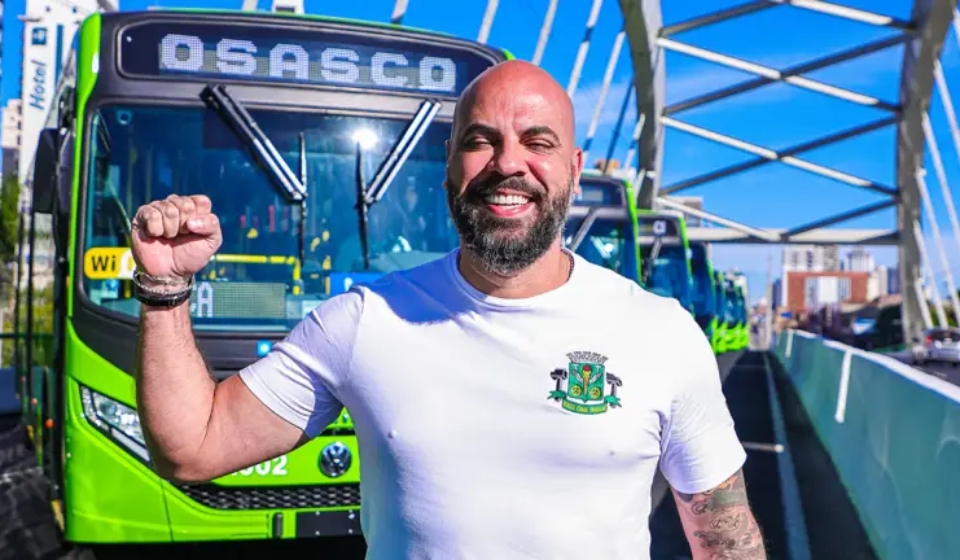 O prefeito de Osasco, Gerson Pessoa, durante a entrega dos ônibus 100% elétricos, iniciativa que garantiu a indicação ao prêmio Prefeito Inovador 2026.Foto: Fernanda Cazarini