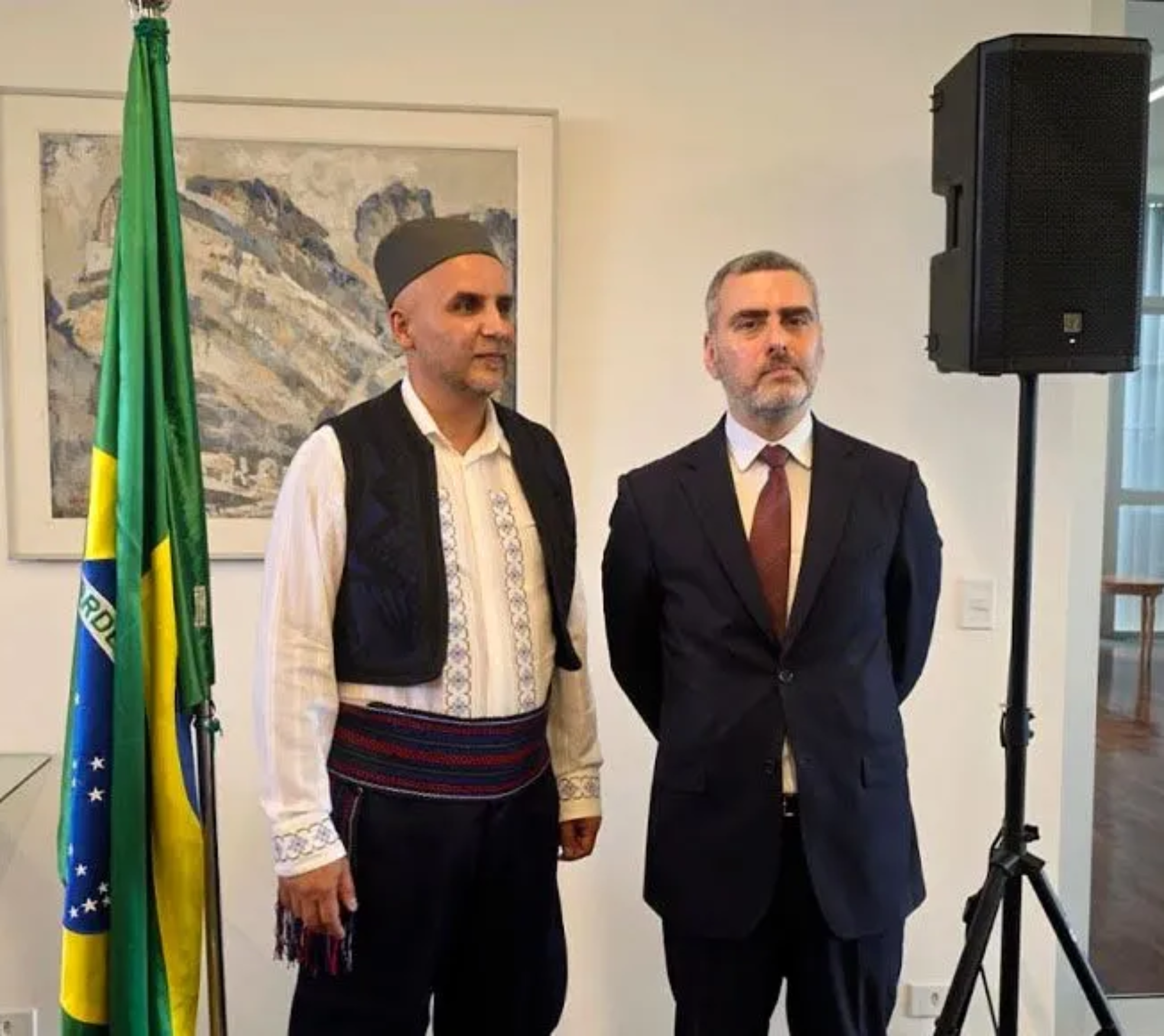 O embaixador da Sérvia, Aleksandar Ristić, recebe autoridades brasileiras e representantes diplomáticos na celebração do Dia do Estado, realizada na sede da Embaixada, em Brasília. Evento destacou o fortalecimento das relações bilaterais com o Brasil. Foto: Divulgação