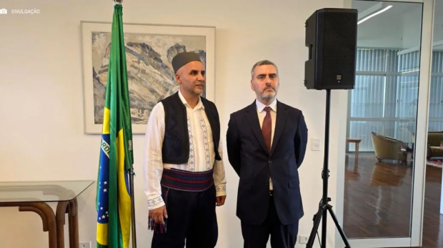 O embaixador da Sérvia, Aleksandar Ristić, recebe autoridades brasileiras e representantes diplomáticos na celebração do Dia do Estado, realizada na sede da Embaixada, em Brasília. Evento destacou o fortalecimento das relações bilaterais com o Brasil. Foto: Divulgação