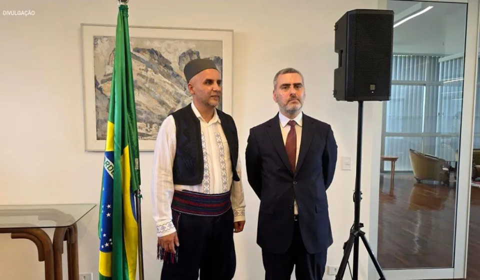 O embaixador da Sérvia, Aleksandar Ristić, recebe autoridades brasileiras e representantes diplomáticos na celebração do Dia do Estado, realizada na sede da Embaixada, em Brasília. Evento destacou o fortalecimento das relações bilaterais com o Brasil. Foto: Divulgação