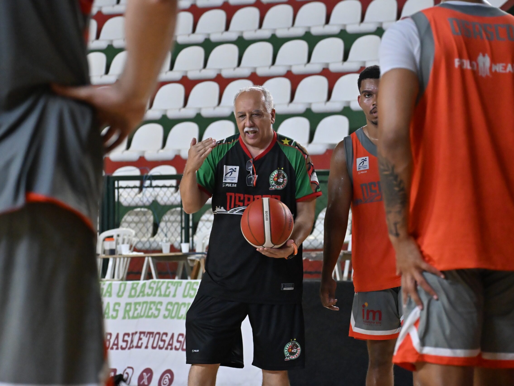 Enio Vecchi orienta o time em semana intenssa de treinos. Foto: Bruno Ulivieri