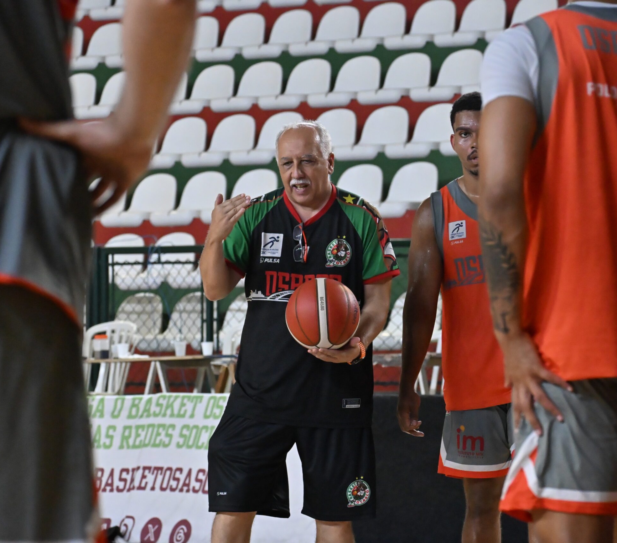 Enio Vecchi orienta o time em semana intenssa de treinos. Foto: Bruno Ulivieri