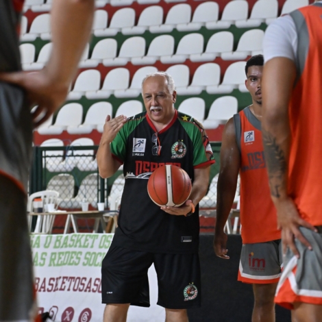 Enio Vecchi orienta o time em semana intenssa de treinos. Foto: Bruno Ulivieri