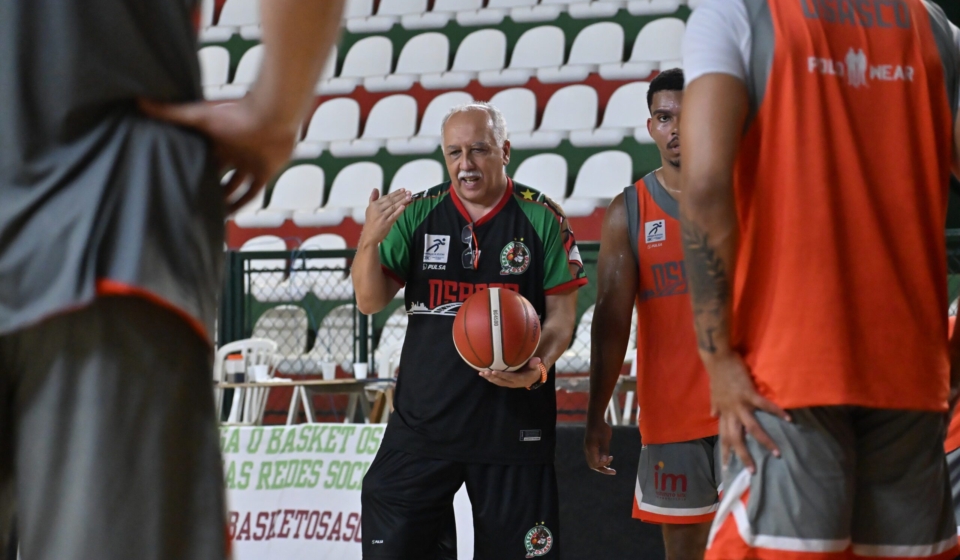 Enio Vecchi orienta o time em semana intenssa de treinos. Foto: Bruno Ulivieri