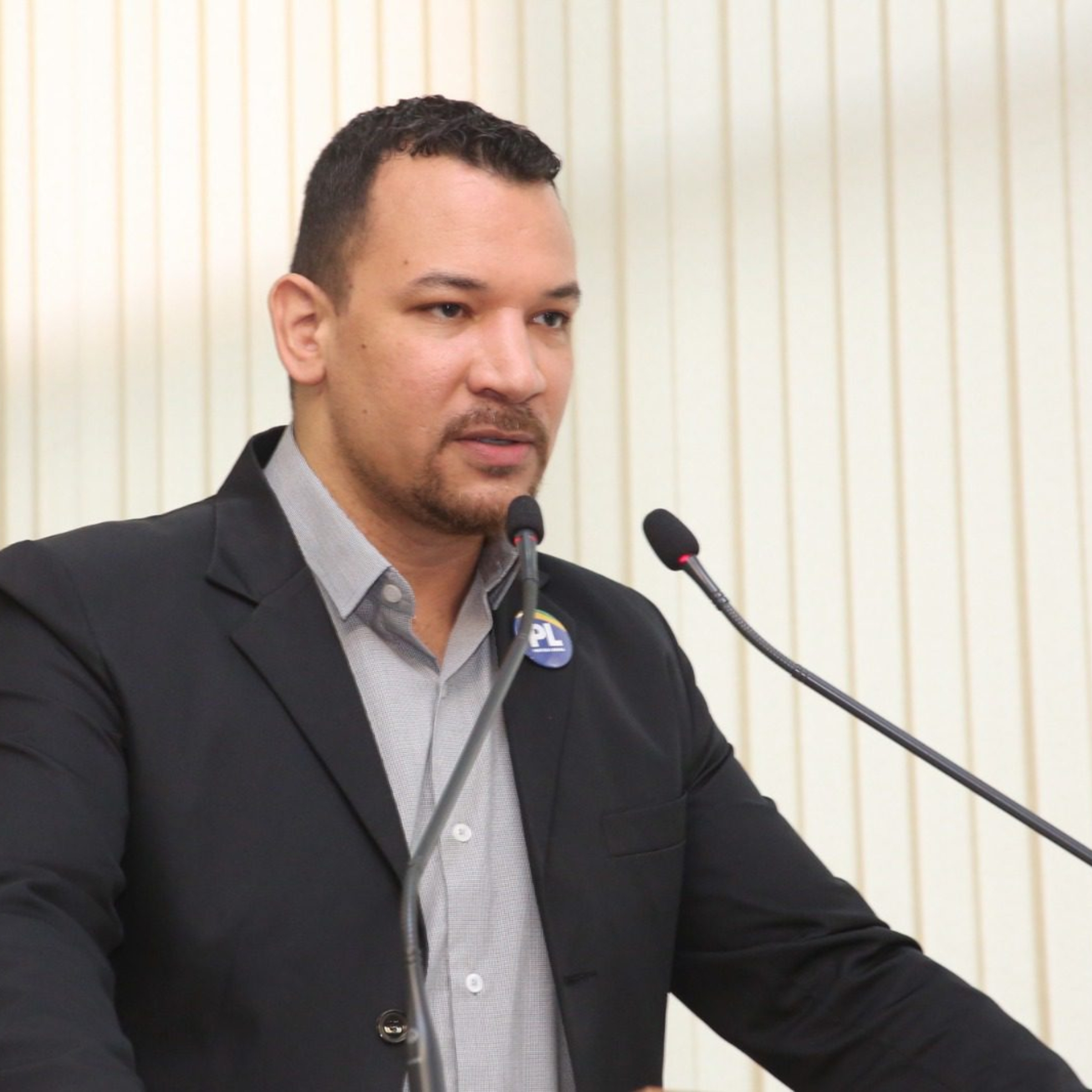 O vereador Dylan Dantas protocola requerimento na Câmara de Sorocaba cobrando explicações do SAAE sobre aumentos expressivos nas contas de água relatados por moradores. Foto: Câmara De Sorocaba