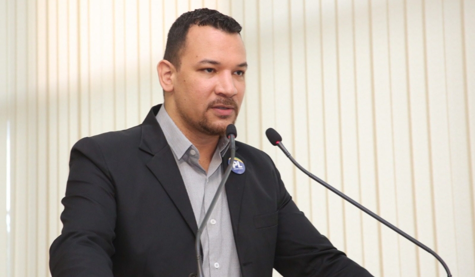 O vereador Dylan Dantas protocola requerimento na Câmara de Sorocaba cobrando explicações do SAAE sobre aumentos expressivos nas contas de água relatados por moradores. Foto: Câmara De Sorocaba