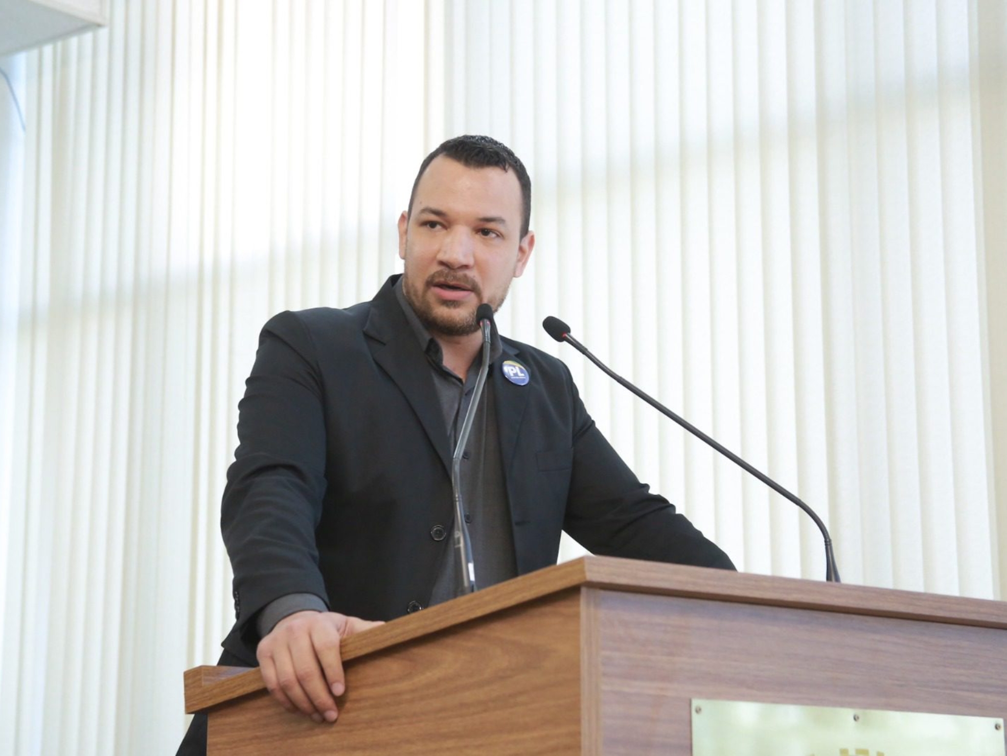 O vereador Dylan Dantas (PL) protocola ofício solicitando que as oitivas da CPI da Saúde sejam públicas, com transmissão ao vivo e presença da imprensa, reforçando o compromisso com a transparência e o direito da população à informação. Foto: Câmara de Sorocaba 