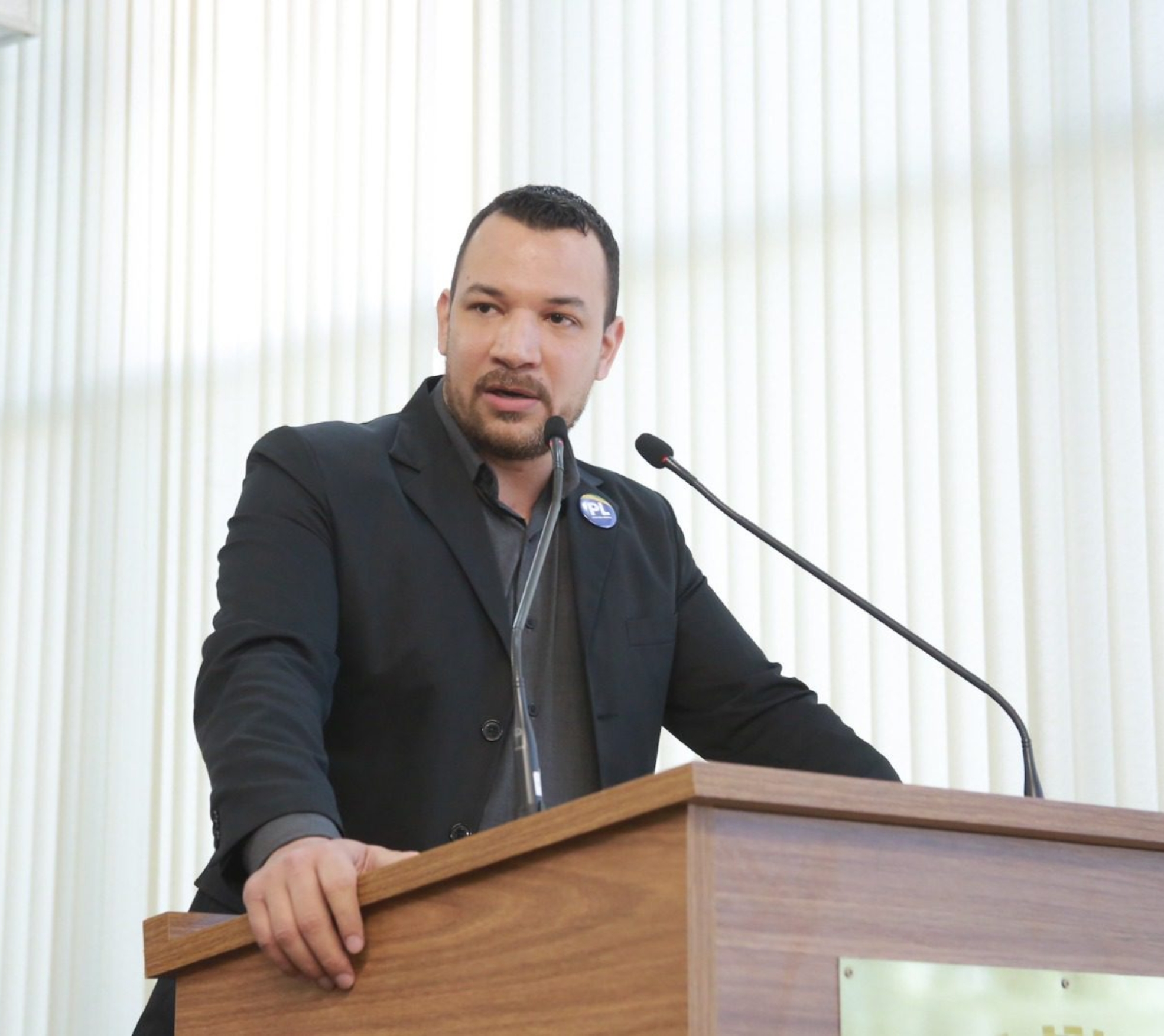 O vereador Dylan Dantas (PL) protocola ofício solicitando que as oitivas da CPI da Saúde sejam públicas, com transmissão ao vivo e presença da imprensa, reforçando o compromisso com a transparência e o direito da população à informação. Foto: Câmara de Sorocaba 