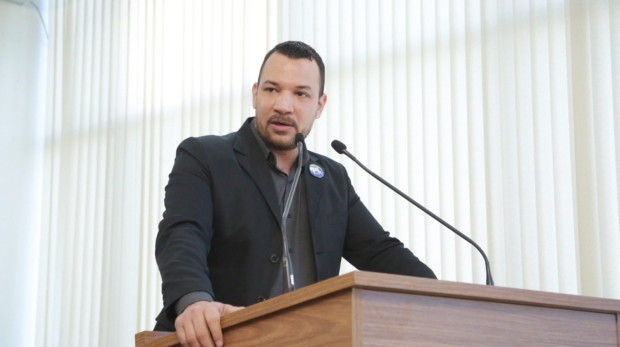 O vereador Dylan Dantas (PL) protocola ofício solicitando que as oitivas da CPI da Saúde sejam públicas, com transmissão ao vivo e presença da imprensa, reforçando o compromisso com a transparência e o direito da população à informação. Foto: Câmara de Sorocaba 