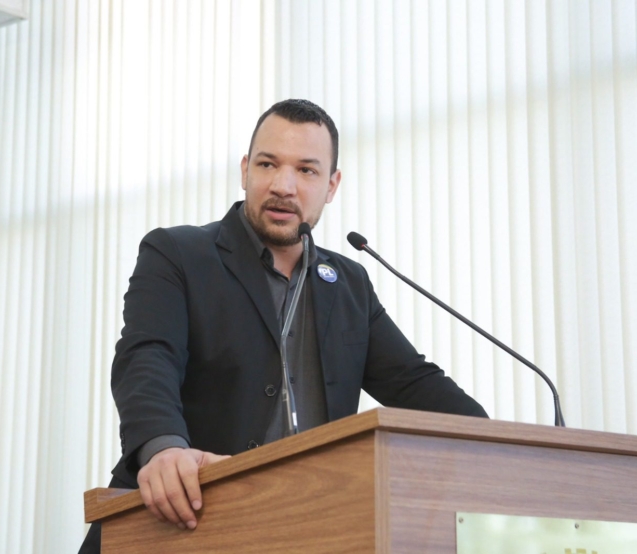 O vereador Dylan Dantas (PL) protocola ofício solicitando que as oitivas da CPI da Saúde sejam públicas, com transmissão ao vivo e presença da imprensa, reforçando o compromisso com a transparência e o direito da população à informação. Foto: Câmara de Sorocaba 