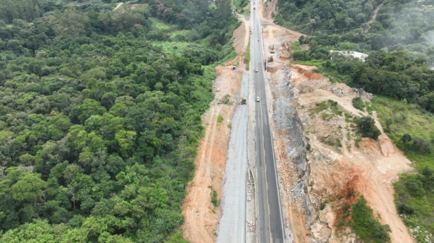 Desmonte de rocha integra obras de duplicação da Rodovia Lívio Tagliassachi.Crédito da foto: Comunicação ViaOeste