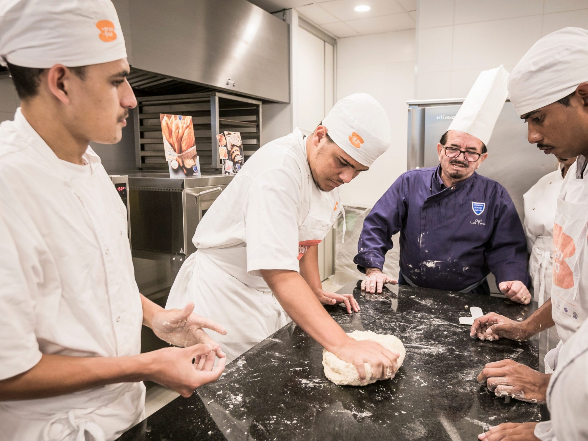 Alunos participam de aulas práticas de panificação e confeitaria no curso gratuito De Grão em Pão, promovido pela Fundação Bunge em parceria com o Senai. Foto: Divulgação