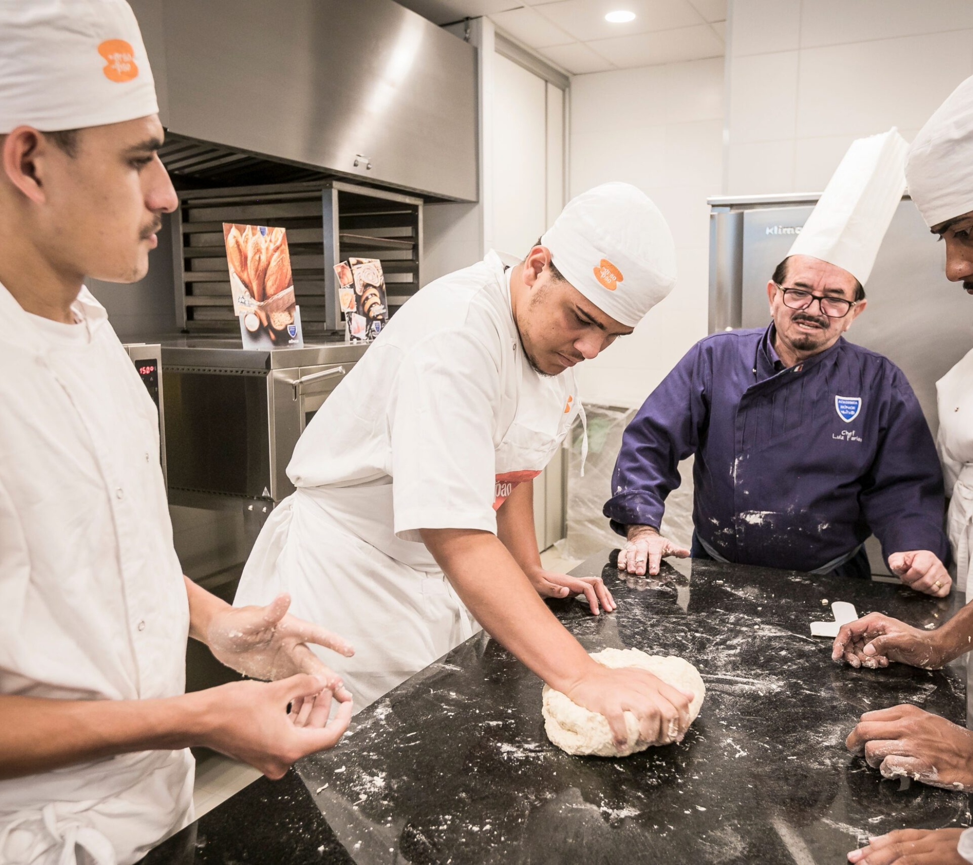 Alunos participam de aulas práticas de panificação e confeitaria no curso gratuito De Grão em Pão, promovido pela Fundação Bunge em parceria com o Senai. Foto: Divulgação