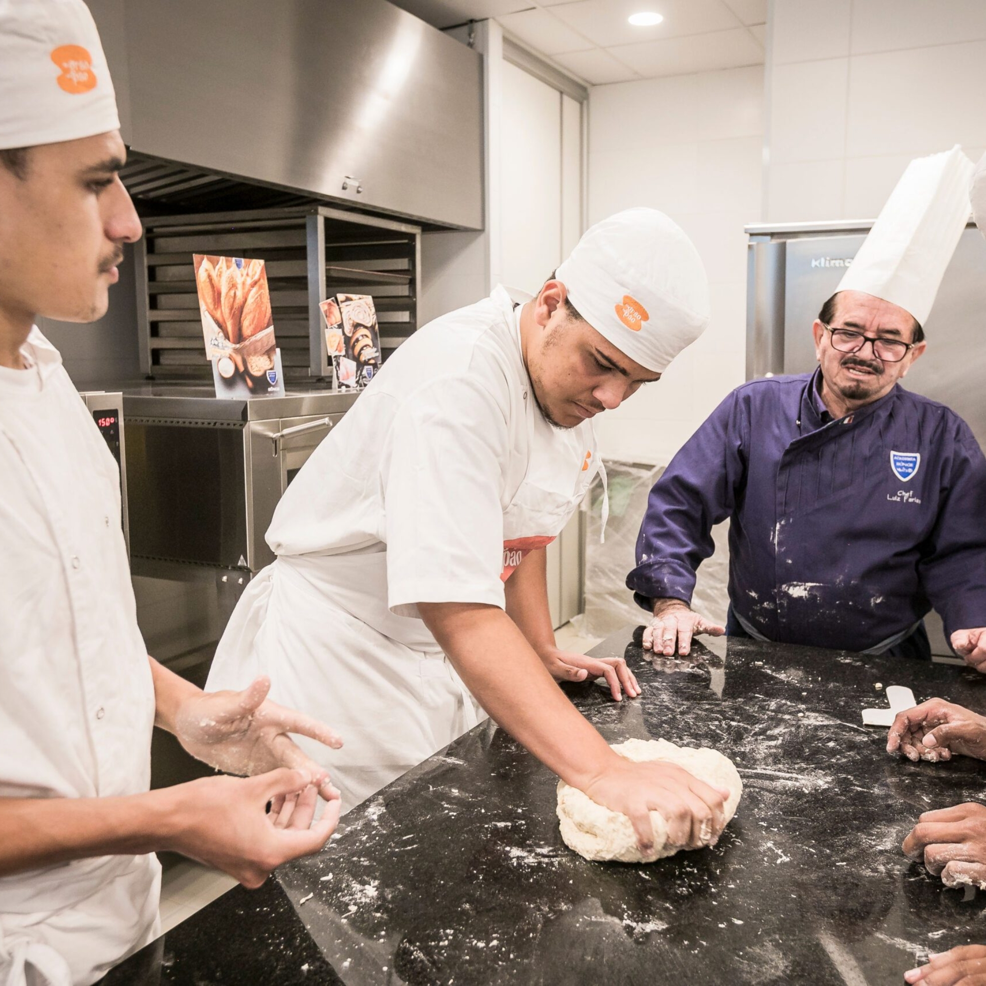 Alunos participam de aulas práticas de panificação e confeitaria no curso gratuito De Grão em Pão, promovido pela Fundação Bunge em parceria com o Senai. Foto: Divulgação