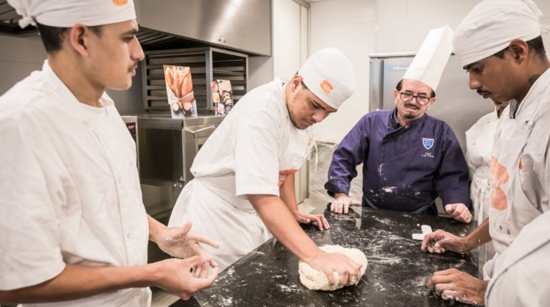 Alunos participam de aulas práticas de panificação e confeitaria no curso gratuito De Grão em Pão, promovido pela Fundação Bunge em parceria com o Senai. Foto: Divulgação