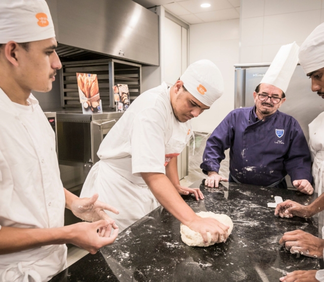 Alunos participam de aulas práticas de panificação e confeitaria no curso gratuito De Grão em Pão, promovido pela Fundação Bunge em parceria com o Senai. Foto: Divulgação