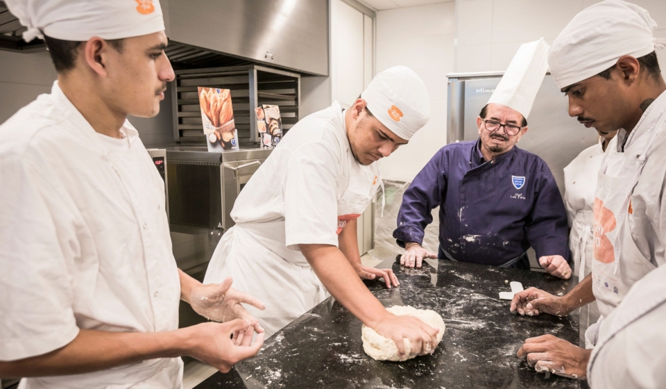 Alunos participam de aulas práticas de panificação e confeitaria no curso gratuito De Grão em Pão, promovido pela Fundação Bunge em parceria com o Senai. Foto: Divulgação