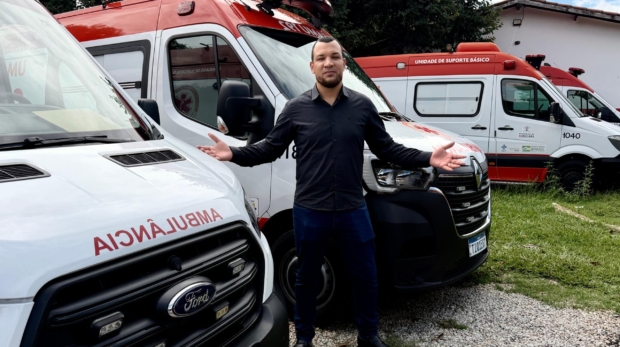 Vereador Dylan Dantas durante fiscalização no pátio do SAMU em Sorocaba. Foto: Divulgação