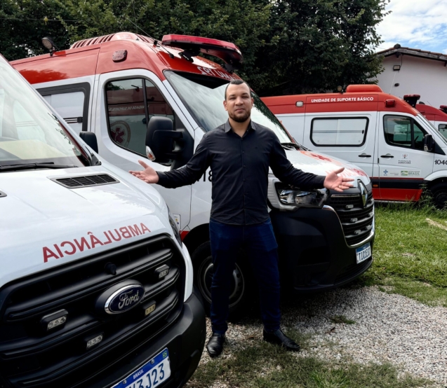 Vereador Dylan Dantas durante fiscalização no pátio do SAMU em Sorocaba. Foto: Divulgação
