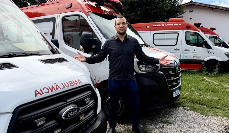 Vereador Dylan Dantas durante fiscalização no pátio do SAMU em Sorocaba. Foto: Divulgação