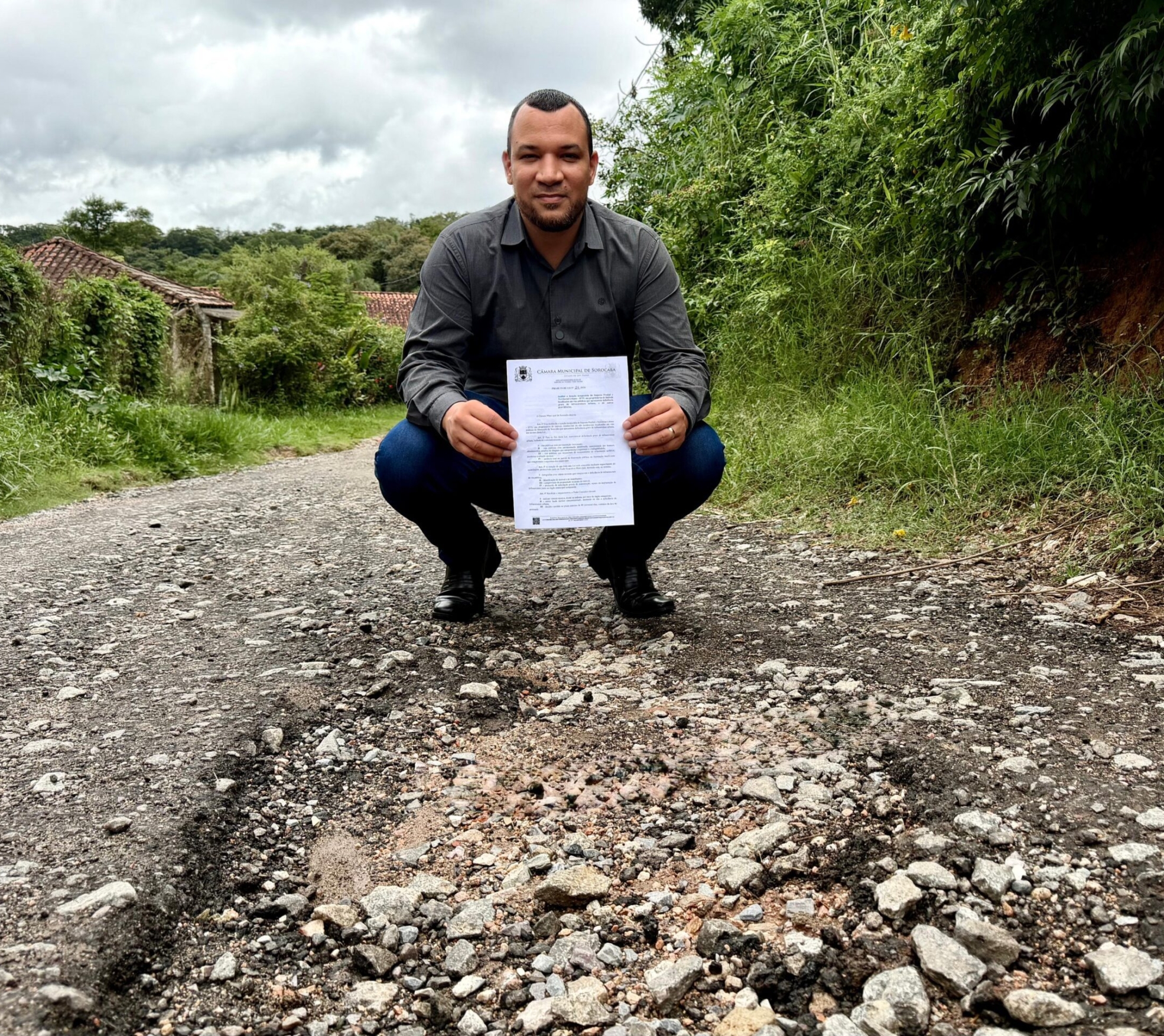 Vereador Dylan Dantas protocola projeto na Câmara de Sorocaba que propõe isenção de IPTU para imóveis localizados em vias sem infraestrutura adequada.