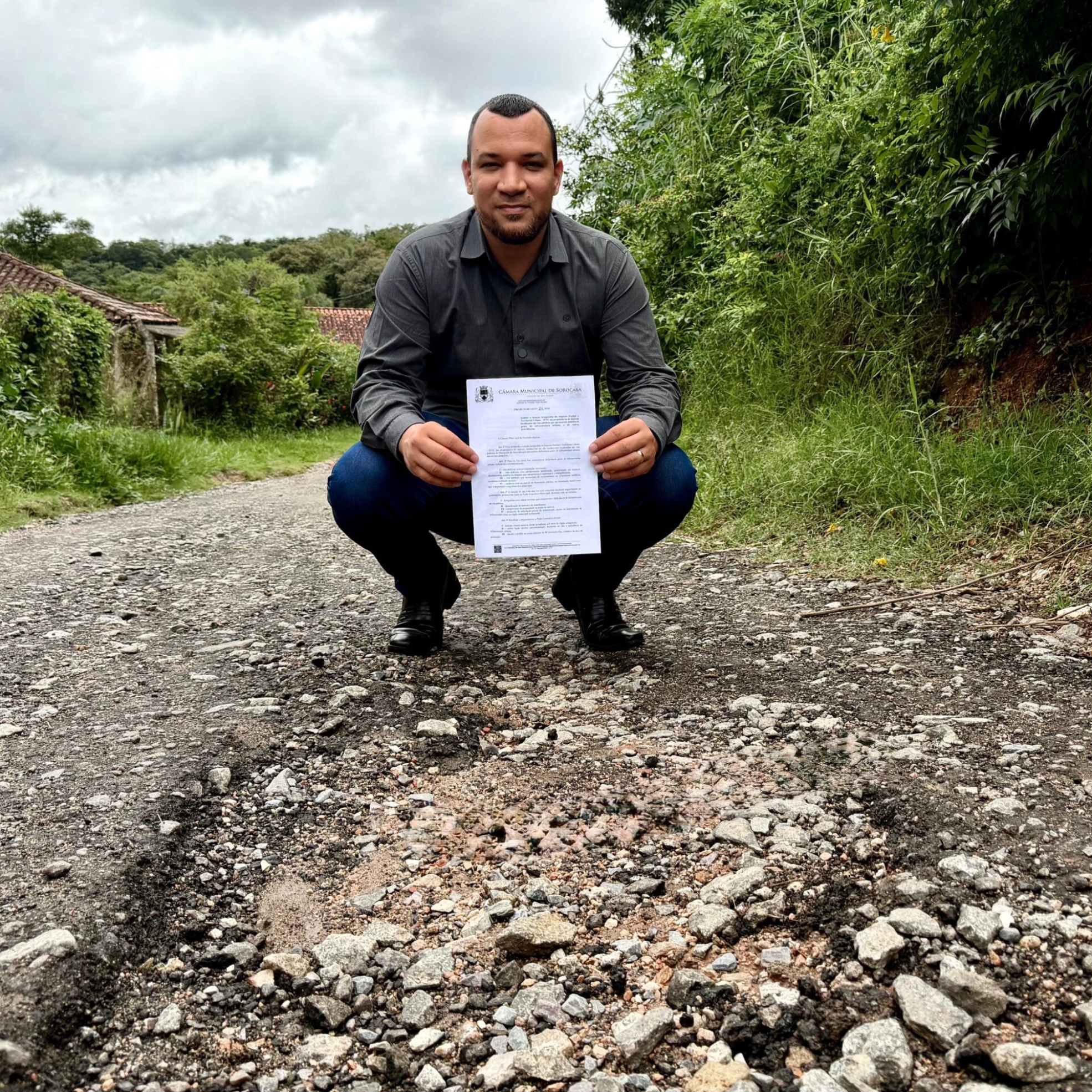 Vereador Dylan Dantas protocola projeto na Câmara de Sorocaba que propõe isenção de IPTU para imóveis localizados em vias sem infraestrutura adequada.