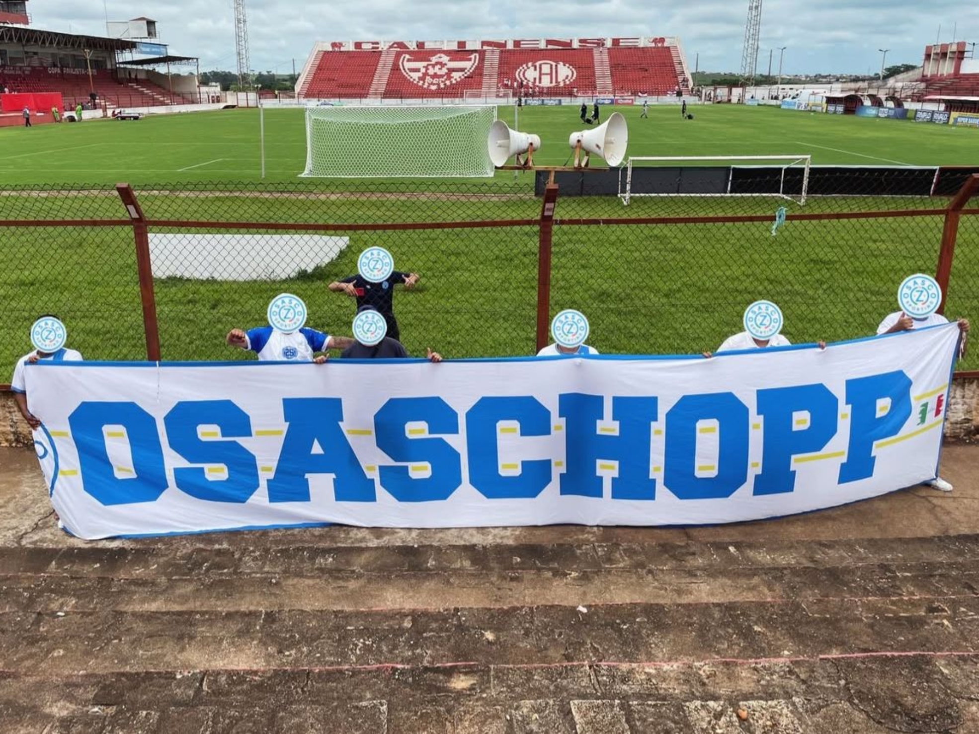 Bandeiras erguidas, estrada percorrida e voz que não se cala: a Osaschopp marca presença e empurra o Osasco Sporting dentro e fora de casa. Foto: Redes Sociais/Reprodução