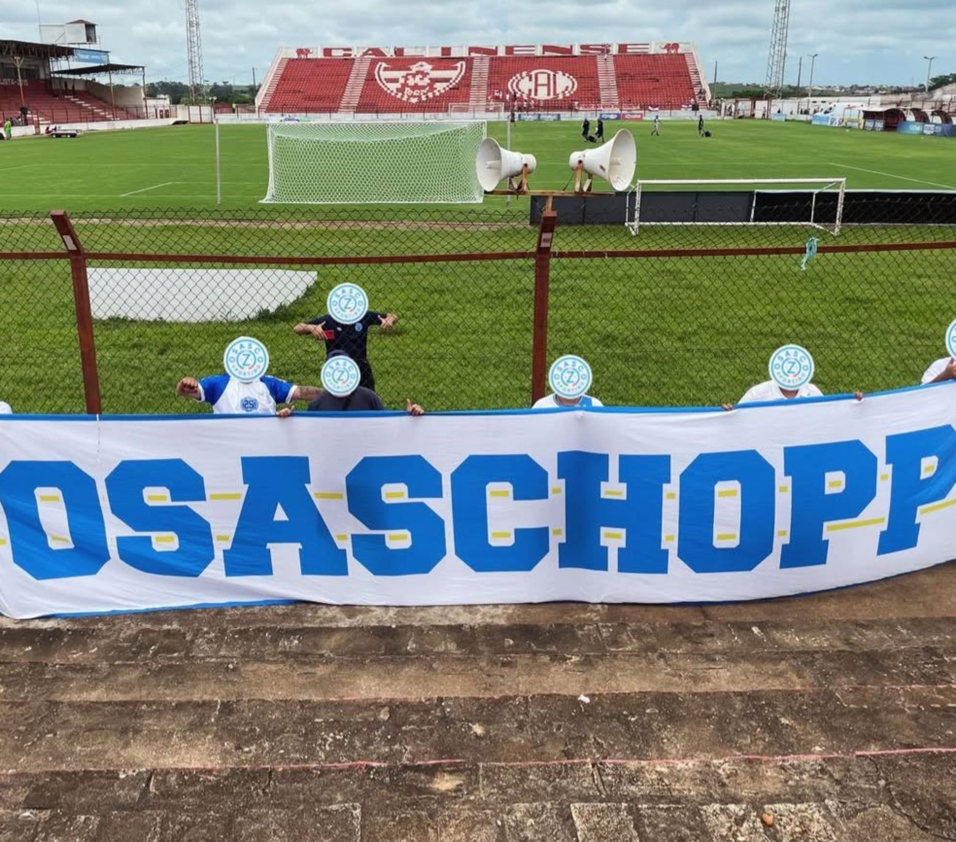 Bandeiras erguidas, estrada percorrida e voz que não se cala: a Osaschopp marca presença e empurra o Osasco Sporting dentro e fora de casa. Foto: Redes Sociais/Reprodução