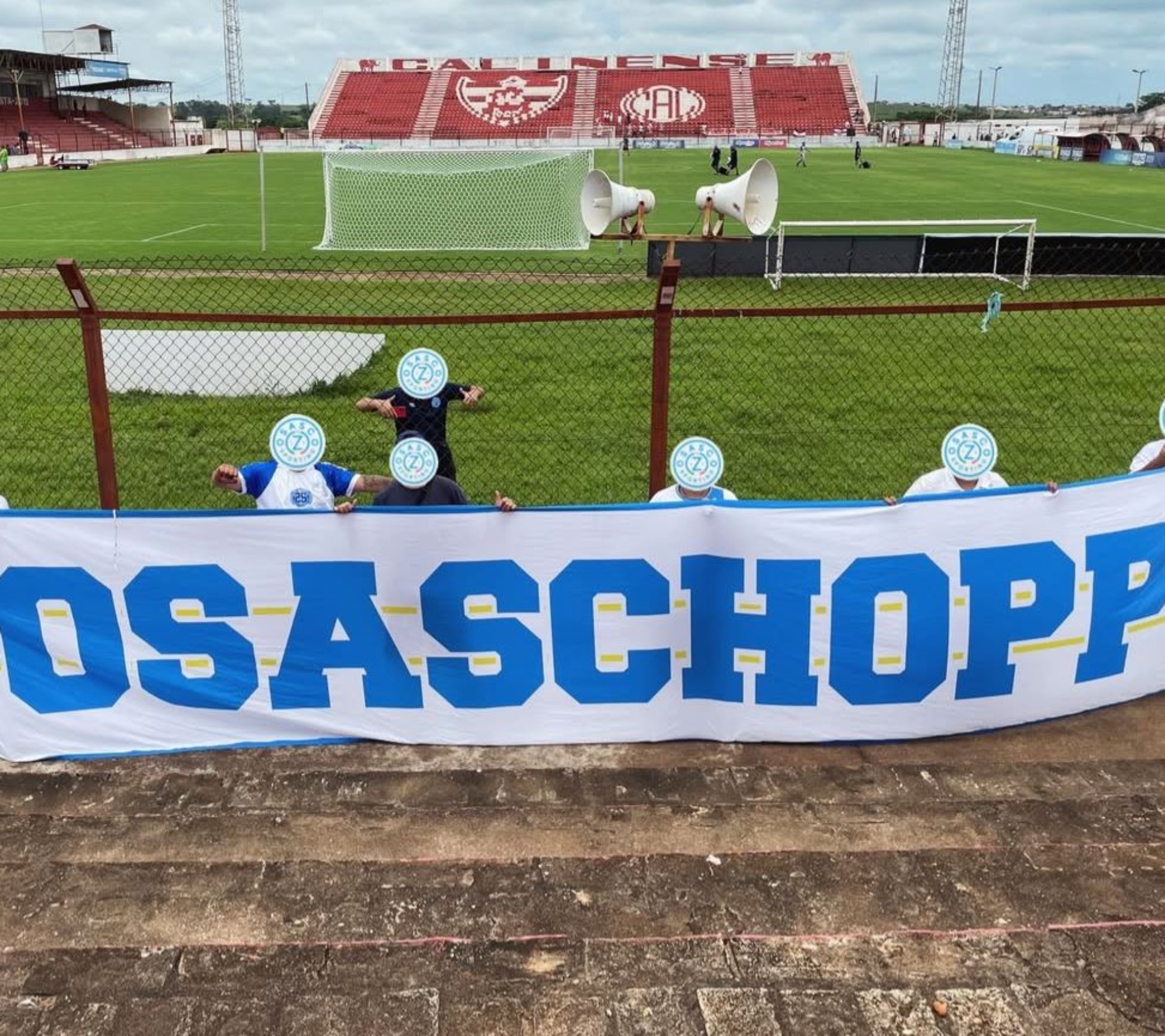Bandeiras erguidas, estrada percorrida e voz que não se cala: a Osaschopp marca presença e empurra o Osasco Sporting dentro e fora de casa. Foto: Redes Sociais/Reprodução