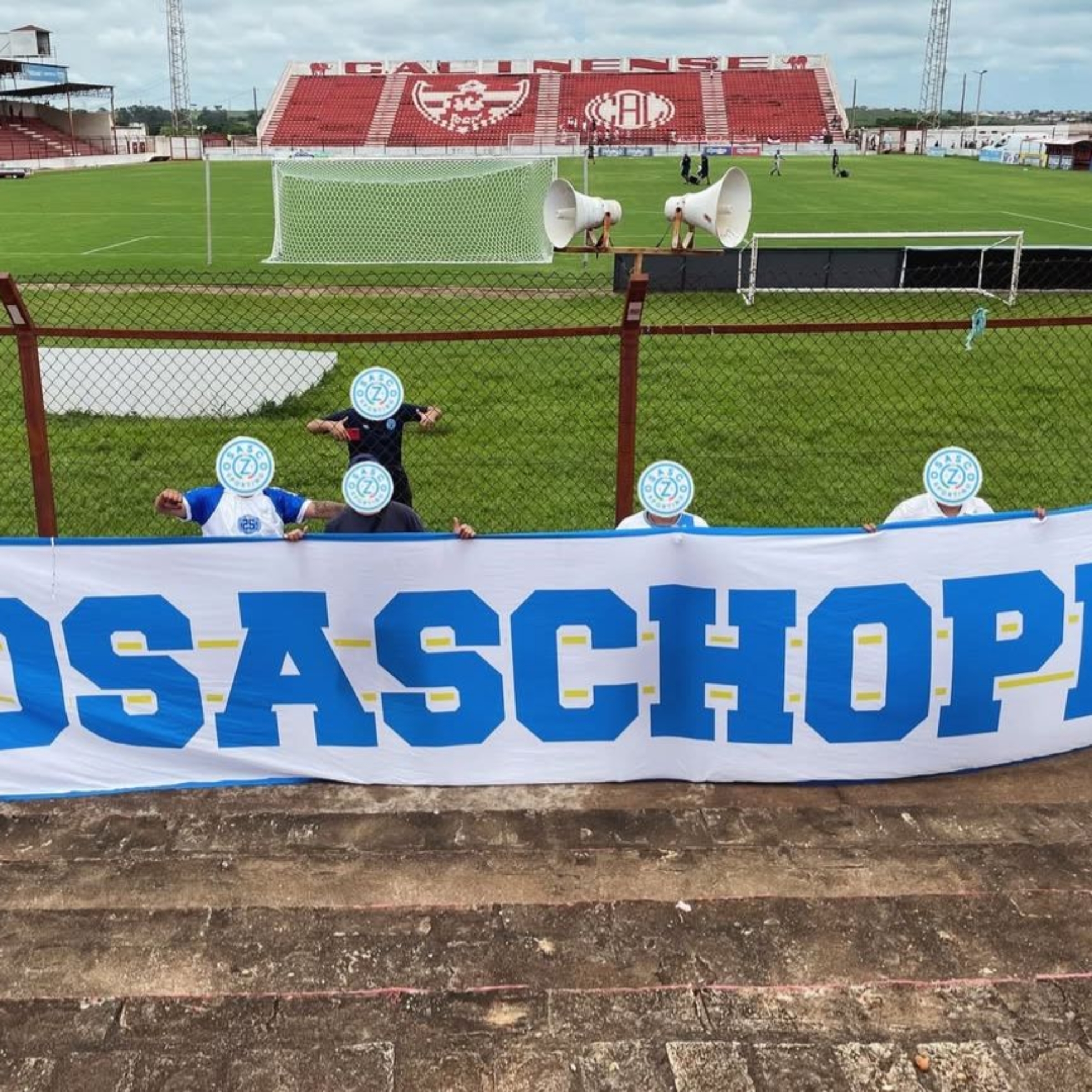 Bandeiras erguidas, estrada percorrida e voz que não se cala: a Osaschopp marca presença e empurra o Osasco Sporting dentro e fora de casa. Foto: Redes Sociais/Reprodução