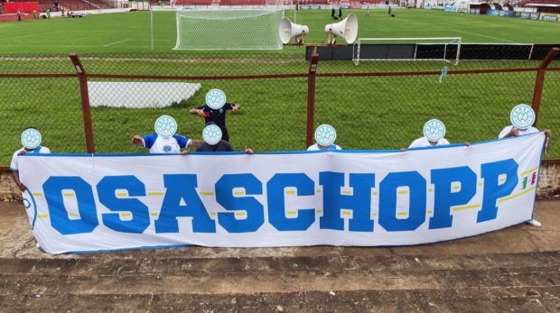 Bandeiras erguidas, estrada percorrida e voz que não se cala: a Osaschopp marca presença e empurra o Osasco Sporting dentro e fora de casa. Foto: Redes Sociais/Reprodução