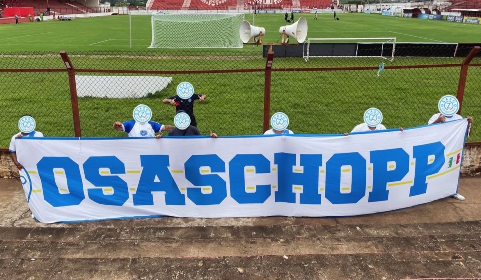 Bandeiras erguidas, estrada percorrida e voz que não se cala: a Osaschopp marca presença e empurra o Osasco Sporting dentro e fora de casa. Foto: Redes Sociais/Reprodução