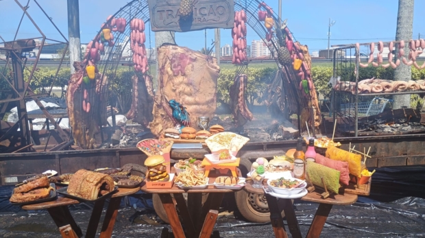 O Burning Fest – Batalha de Assadores reúne grandes nomes do churrasco nacional em quatro dias de gastronomia, música e entrada gratuita na Praça dos Estudantes, em Barueri. Foto: Divulgação