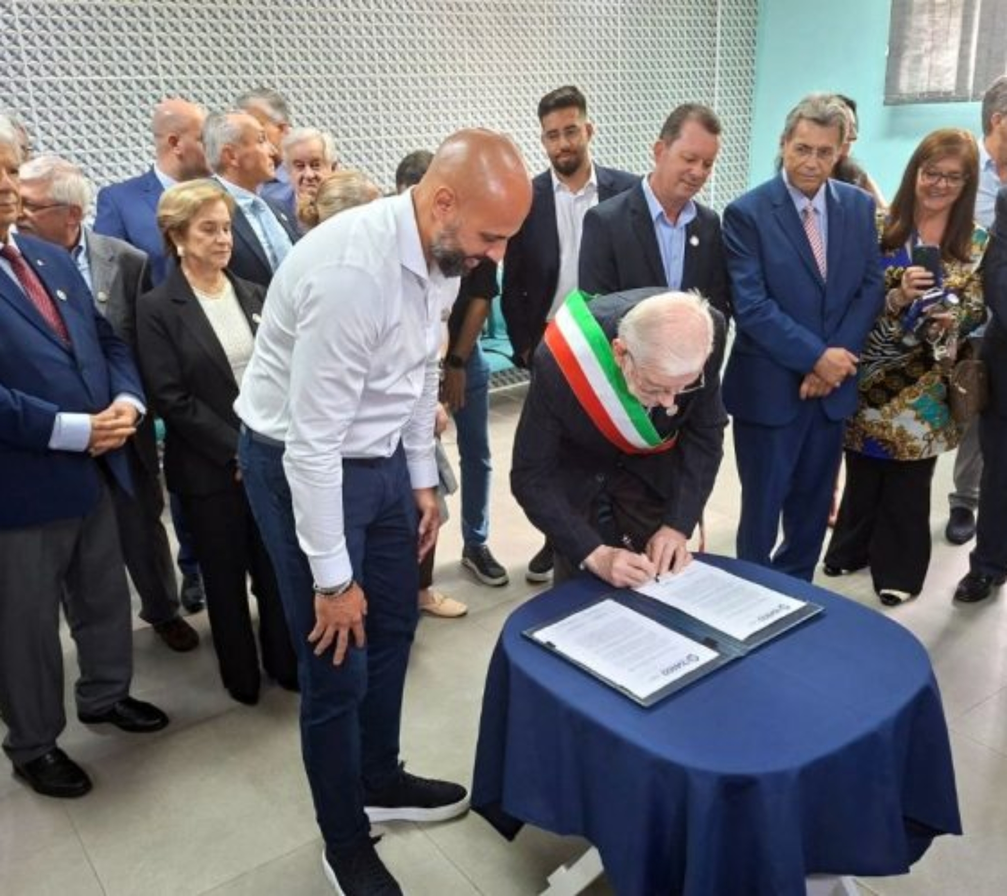 Autoridades de Osasco recebem, no Paço Municipal, a delegação da cidade-irmã Osasco durante cerimônia oficial que integra as comemorações pelos 64 anos de emancipação político-administrativa do município. Foto: Câmara De Osasco