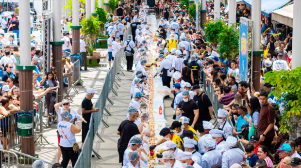 Osasco prepara cachorro-quente de 64 metros para celebrar os 64 anos da cidade no Calçadão da Antônio Agú. Foto: Divulgação