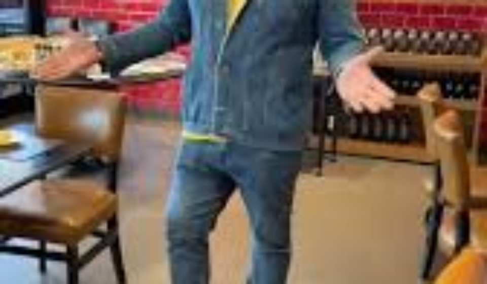 Alexandre Frota durante coletiva de imprensa em Cotia, onde esclareceu seu futuro político e reafirmou apoio ao prefeito Welington Formiga. Foto: Redes Sociais/ Reprodução