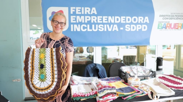 Participantes expõem e comercializam produtos durante a Feira Empreendedora Inclusiva promovida pela Secretaria dos Direitos da Pessoa com Deficiência de Barueri, no Jardim Belval. Crédito das fotos: Tatiane Zechetto/Secom Barueri