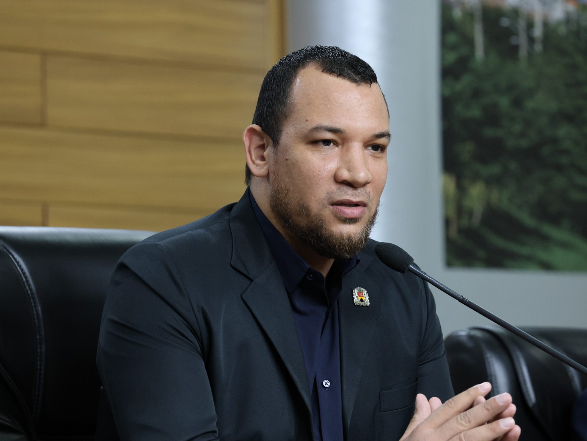 O vereador Dylan Dantas durante sessão da Câmara Municipal de Sorocaba em que foi aprovado o projeto que amplia o acesso à comunicação para crianças com autismo e outras deficiências. Foto: Câmara de Sorocaba