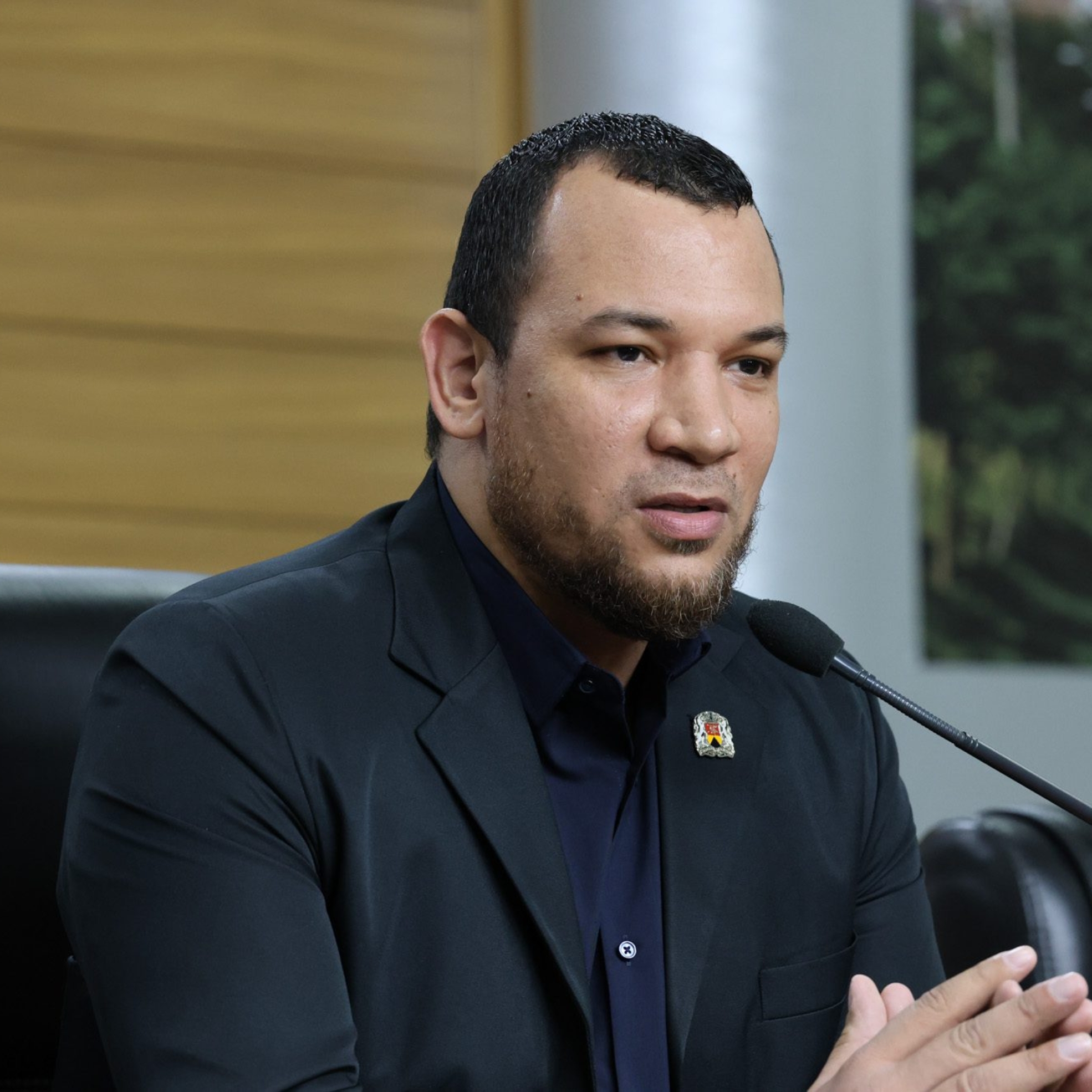 O vereador Dylan Dantas durante sessão da Câmara Municipal de Sorocaba em que foi aprovado o projeto que amplia o acesso à comunicação para crianças com autismo e outras deficiências. Foto: Câmara de Sorocaba