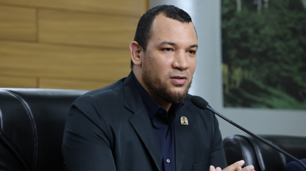 O vereador Dylan Dantas durante sessão da Câmara Municipal de Sorocaba em que foi aprovado o projeto que amplia o acesso à comunicação para crianças com autismo e outras deficiências. Foto: Câmara de Sorocaba