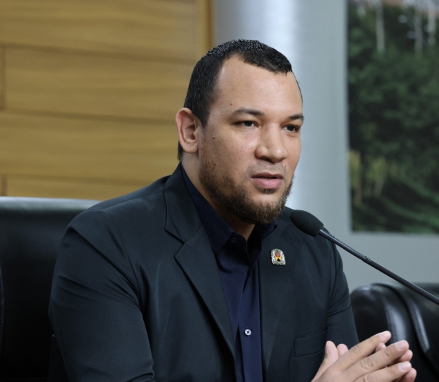 O vereador Dylan Dantas durante sessão da Câmara Municipal de Sorocaba em que foi aprovado o projeto que amplia o acesso à comunicação para crianças com autismo e outras deficiências. Foto: Câmara de Sorocaba