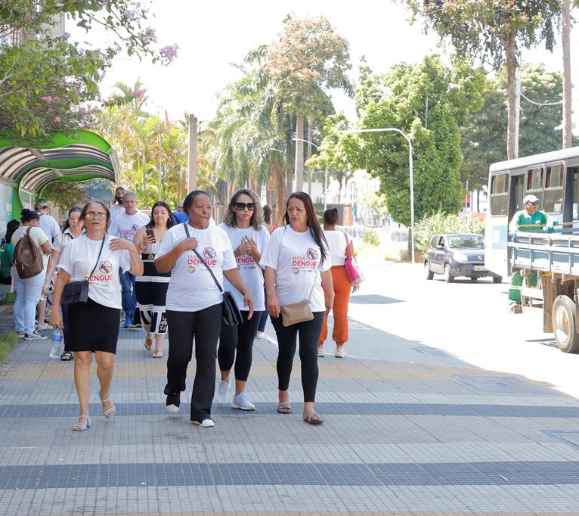 Ação do Departamento Técnico de Controle de Zoonoses de Barueri mobiliza moradores de Barueri no combate à dengue com orientações e vistorias. 🦟🚫 Crédito das fotos: Arquivo/Secom Barueri 
