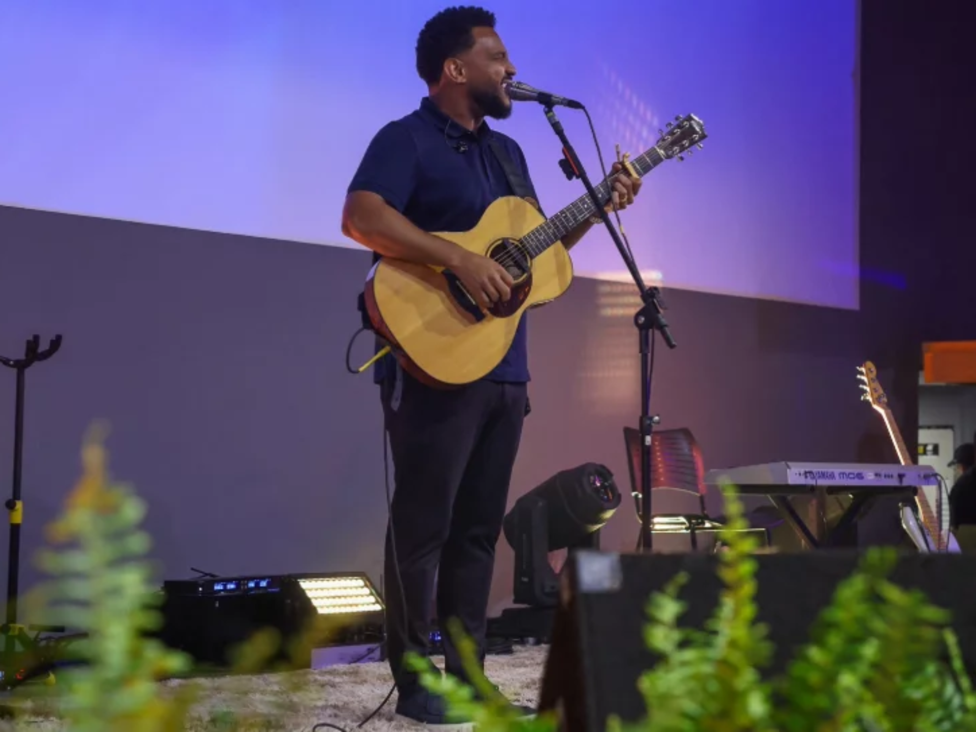 Celebração pelos 64 anos de Osasco reuniu fiéis em momento de fé, louvor e reflexão, com participação do cantor Eli Soares. 🙏🎶 Imagens: Justino Alencar